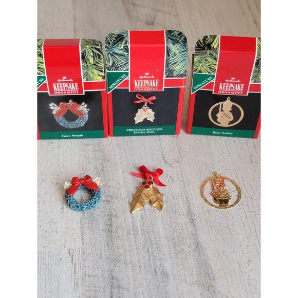 Hallmark miniature wreath holly Soldier ornament Xmas set - Picture 1 of 7